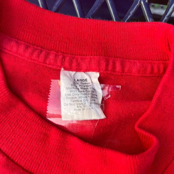 Vintage Mens Red John Baron Not Playing With A Full Duck Comic Art T Shirt Large - Picture 4 of 10